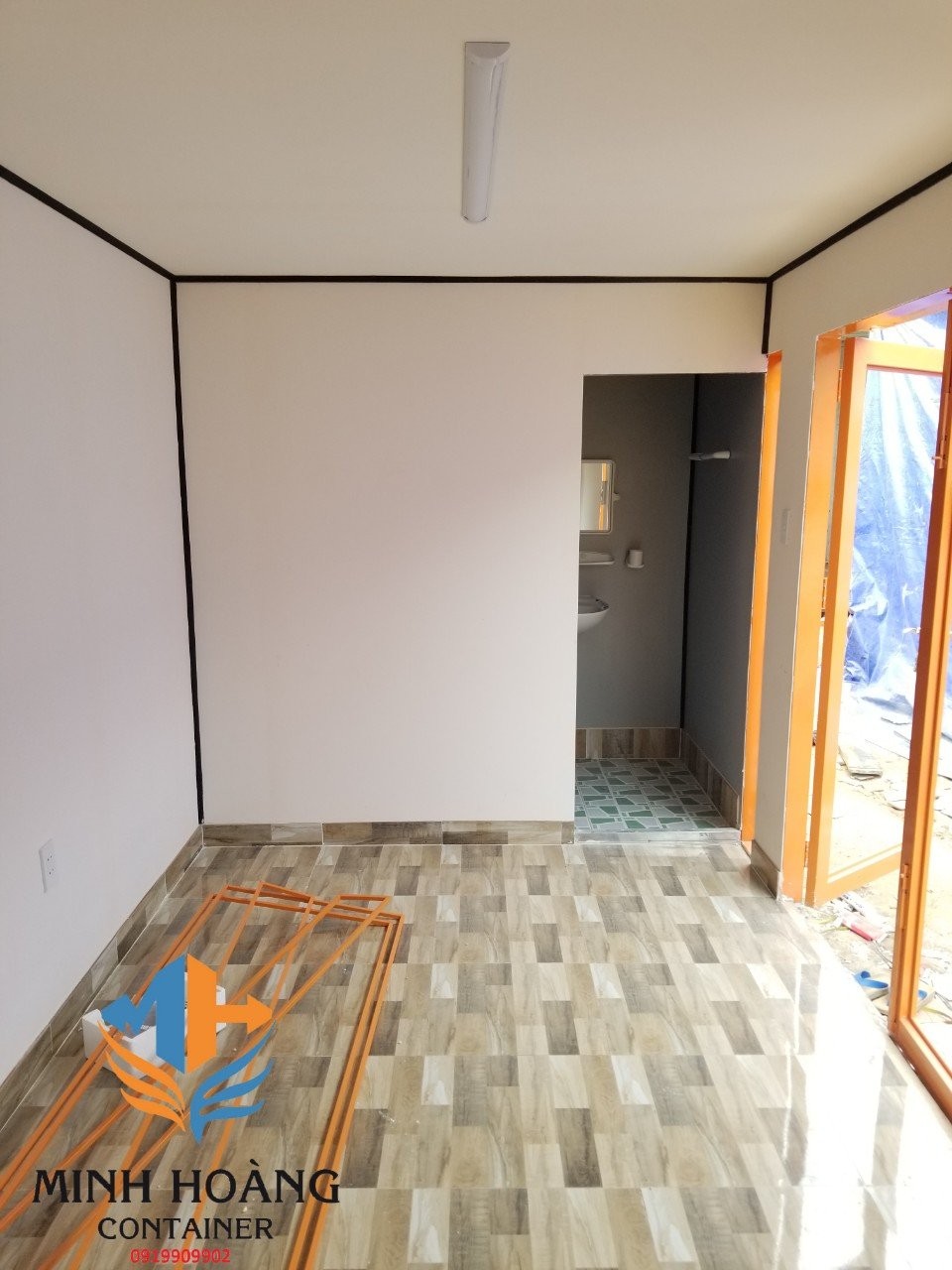 Container văn phòng 20 feet xanh viền cam có toilet
